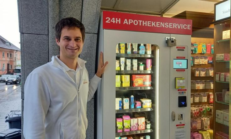 Apotheker Stefan Dobersberger am neuen SB-Automat (Foto: Hanner)