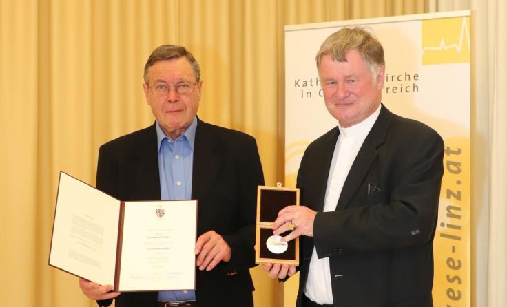 Ferdinand Stiller wurde von Bischof Manfred Scheuer (re.) ausgezeichnet. (Foto: Franz Georg Reischl)