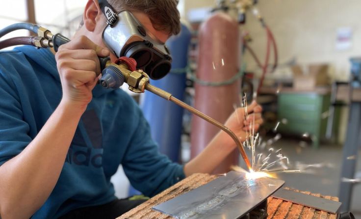 Simon Paster in der Metallwerkstatt (Foto: PTS Aigen-Schlägl)