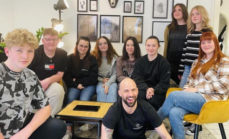 Dreamteam: Sebastian Hackl (vorne) und das Team der PTS-Medienwerkstatt (Foto: PTS Aigen-Schlägl)