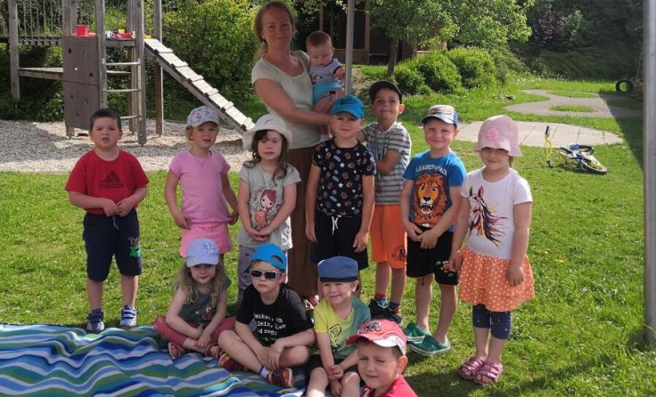Neuer Sonnenschirm für den Kindergarten Auberg (Foto: Gesunde Gemeinde Auberg)