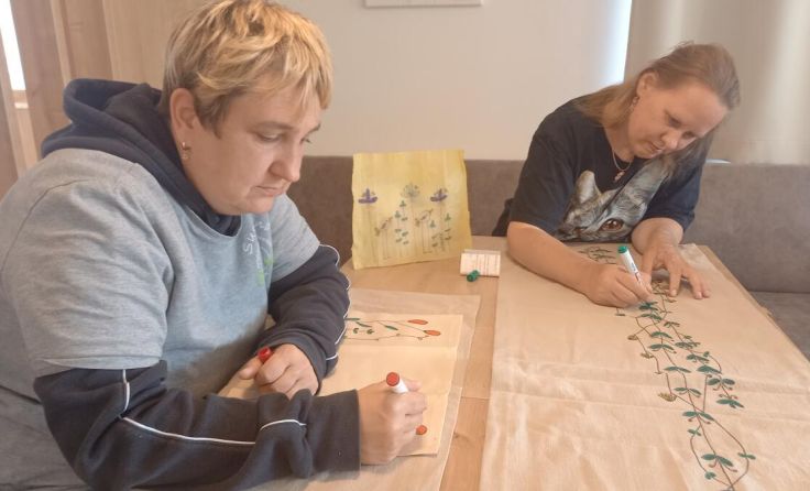 Susanna (l.) und Alexandra zaubern mit ruhiger Hand edle Motive auf Textilien. (Foto: Hanner)