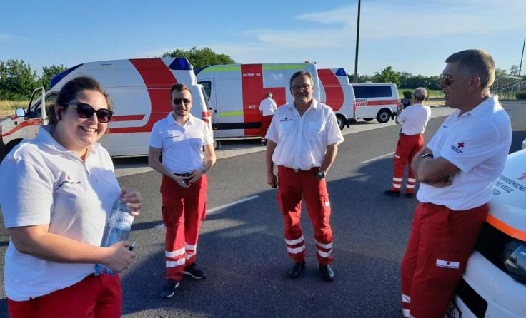 Katja Bieringer und Franz Kehrer (3. v. l.) im Kreise ihrer Kollegen (Foto: Rotes Kreuz)