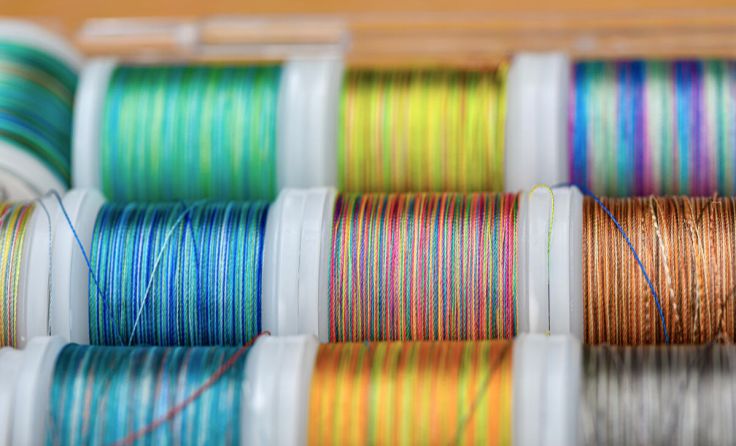 A set of colored rainbow threads for sewing and embroidery. (Foto: andov - stock.adobe.com)