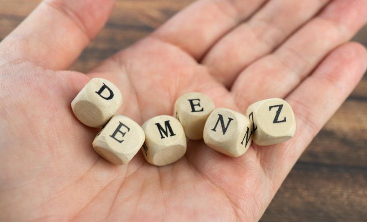 Informationen rund um Demenz erhalten in Neustift. (Foto: Angela Rohde - stock.adobe.com)