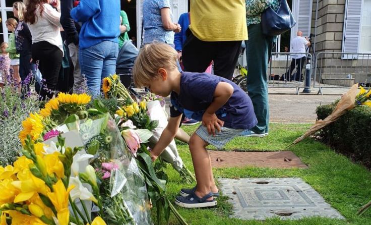 Leo (4) legt in London Blumen im Gedenken an die Queen nieder. (Foto: privat)