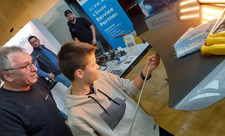 Fingerspitzengefühl war bei den angehenden Karosseriebautechnikern gefragt. (Foto: Hanner)