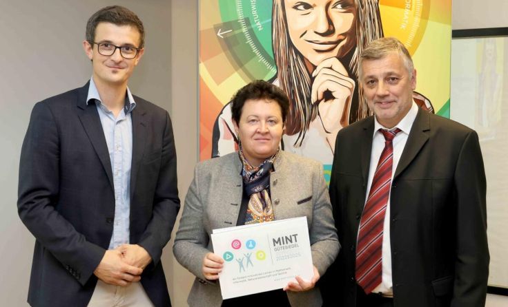 Direktorin Hildegard Prem nahm das MINT-Gütesiegel entgegen. (Foto: IV OÖ)