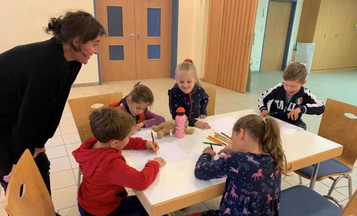 Die Kinder konnten sich nach der Lesung kreativ betätigen. (Foto: Bibliothek Helfenberg)