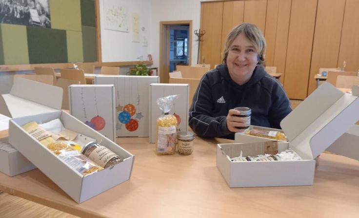 Susanna beim Befüllen der Geschenkboxen von Verwerk (Foto: Hanner)