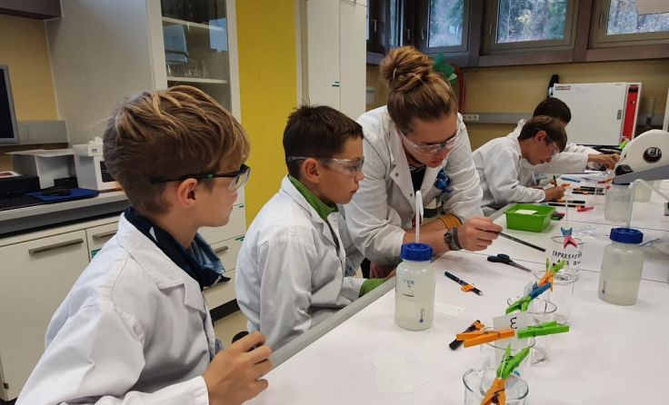 Spannende Stunden im OpenLap der JKU für die Helfenberger Schüler (Foto: TNMS Helfenberg)