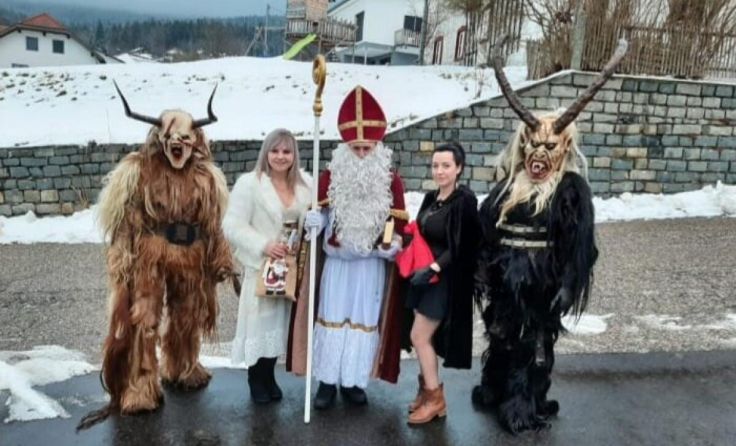 Nikolo, Krampus, Engerl und Bengerl kommen ins Haus. (Foto: privat)