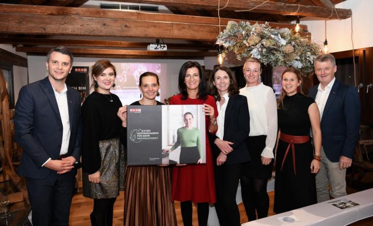 Viele Gratulanten rund um Theresa Koblmiller (3. v. l.) (Foto: Tatiana Böcksteiner)