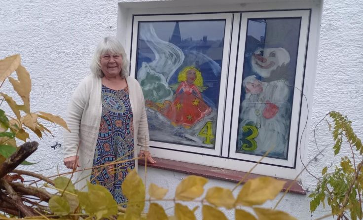 Herta Stögmüller hat 24 Fenster ihres Hauses bemalt. (Foto: Hanner)
