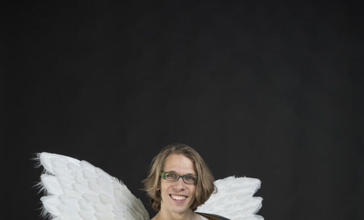 Der Linzer Künstler Blonder Engel schwebt nach St. Stefan-Afiesl. (Foto: Marco Prenninger)