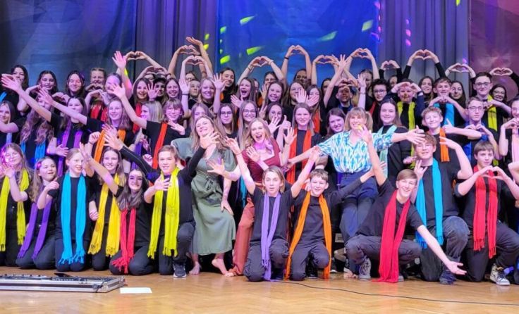 Die Neufeldener Mittelschüler mit den Poxrucker Sisters (Foto: MMS Neufelden)