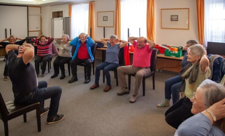 Freiwillige Sesselgymnastik wird vor dem Essen angeboten. (Foto: gesUNDgemeinsam Generationenrad)