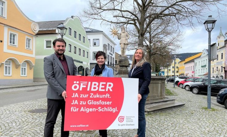 Johannes Großruck und Magdalena Lederer (öGIG) mit Bgm. Elisabeth Höfler (Mi.) (Foto: öGIG)