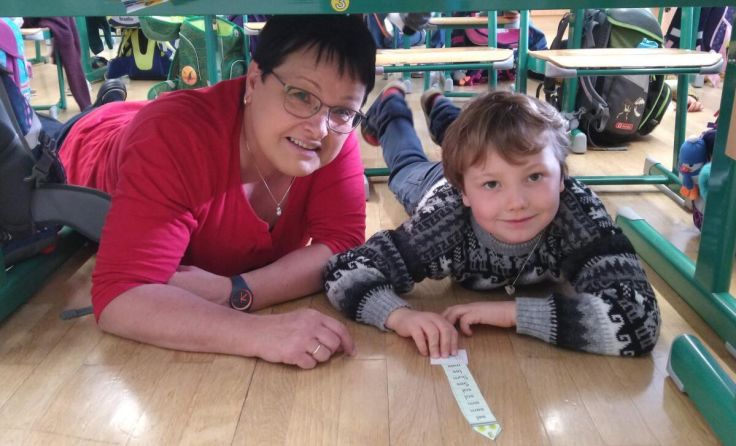 Lehrerin Kornelia Reindl mit Schüler beim Lesen einer Leserakete (Foto: VS Neumarkt)