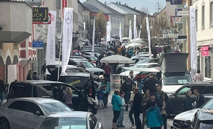 Das schöne Wetter lockte viele Besucher in die Bezirkshauptstadt. (Foto: Schörgenhuber)