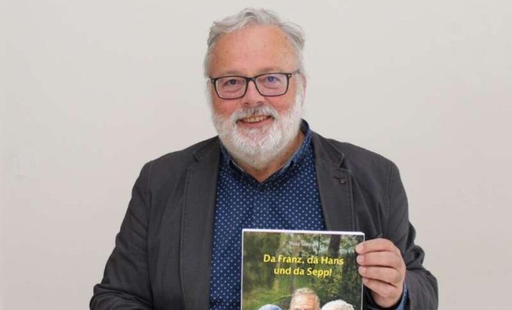 Franz Saxinger mit seinem Buch "Da Franz, da Hans und da Sepp!" (Foto: Heimatverein Bezirk Rohrbach)