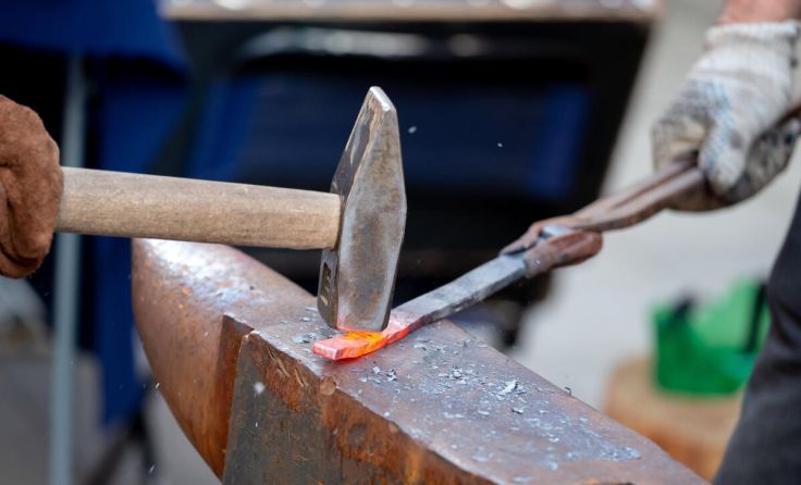 Handwerkern über die Schulter schauen (Foto: Viktoryia Vinnikava/Freelancer - stock.adobe.com)