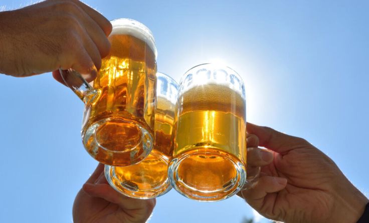 Ein frisch gezapftes Bier genießen am PV-Frühschoppen (Foto: mhp - stock.adobe.com)