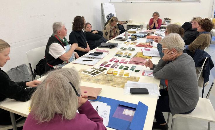 In Kursen vermitteln Experten ihr Fachwissen an Interessierte. (Foto: Textile Kultur Haslach)