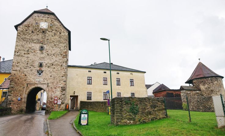 Areal beim alten Turm mit Kaufmannsmuseum und Heimathaus (Foto: Verein Kultur in der Fabrik)