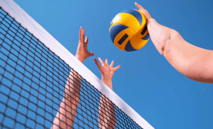 Beachvolleyball mit Freunden steht in Sarleinsbach am Programm. (Foto: helivideo - stock.adobe.com)