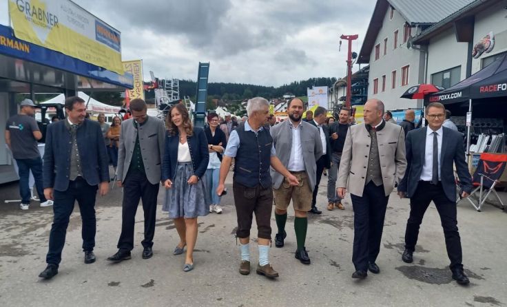 Messerundgang der Prominenz am Eröffnungstag (Foto: Hanner)