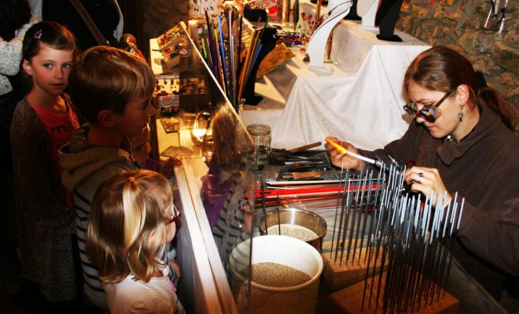 Damit es nicht vergessen wird, zeigen Aussteller altes Handwerk direkt vor Ort. (Foto: heck)