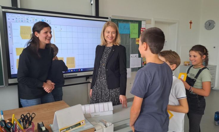 Christine Haberlander bei der Besichtigung der Volksschule in St. Stefan-Afiesl (Foto: Hanner)