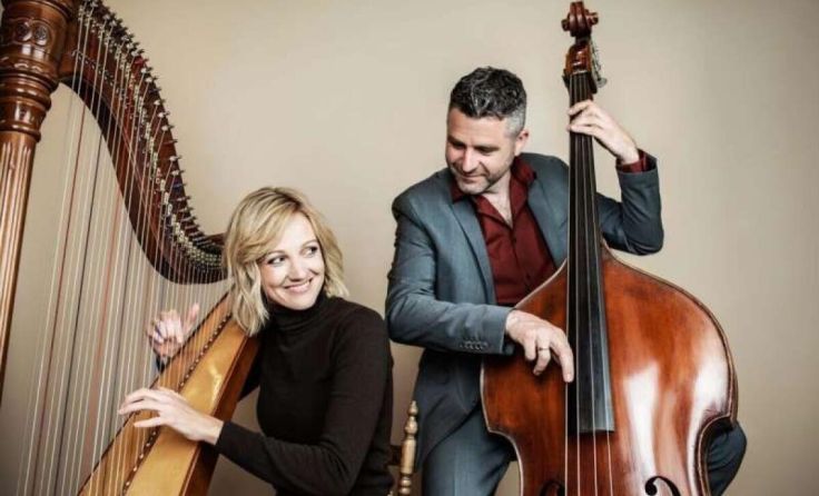 Das Duo Unterlercher packt seine Instrumente für die Kiste aus. (Foto: Miriam Raneburger)