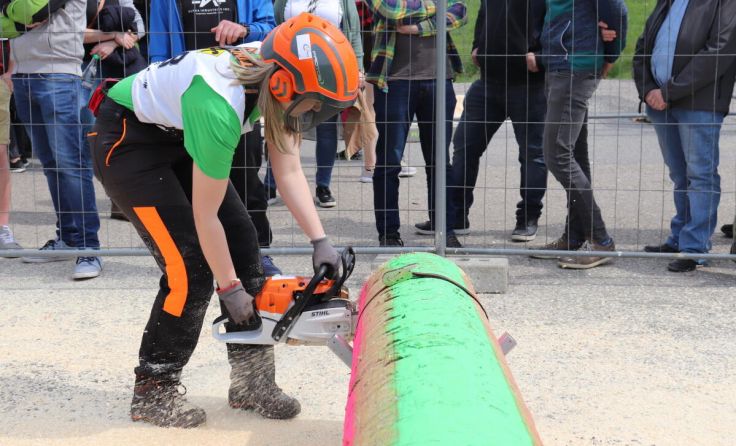 Die Landjugendlichen messen sich beim Bezirks-Forstbewerb. (Foto: Landjugend Bezirk Rohrbach)