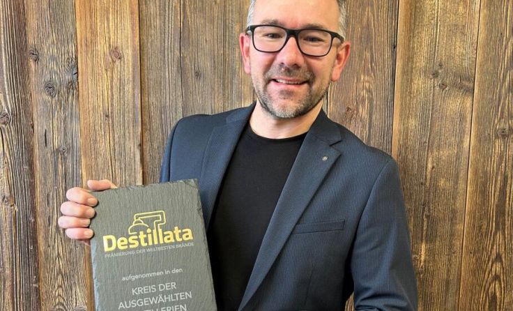 Helmut Gumpenberger mit der Auszeichnung "Kreis der auserwählten Destillerien" (Foto: privat)