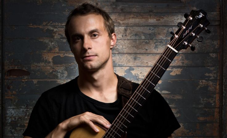 Gitarrenvirtuose David Lindorfer gastiert im September auf der Burg. (Foto: Simone Fischbacher)