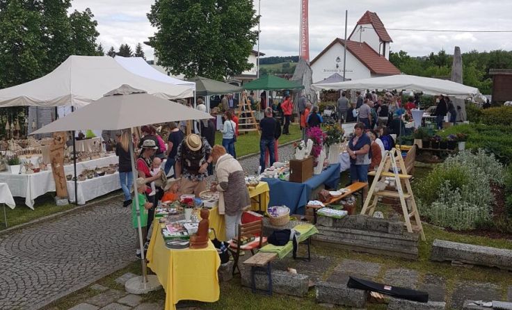 Allerlei Nützliches und Schönes gibt's beim Gartenfest zu kaufen. (Foto: Erlebniswelt Granit)