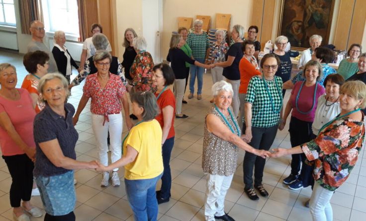 Der gemeinsame Tanz hält die Teilnehmer fit. (Foto: Generationenrad Helfenberg)