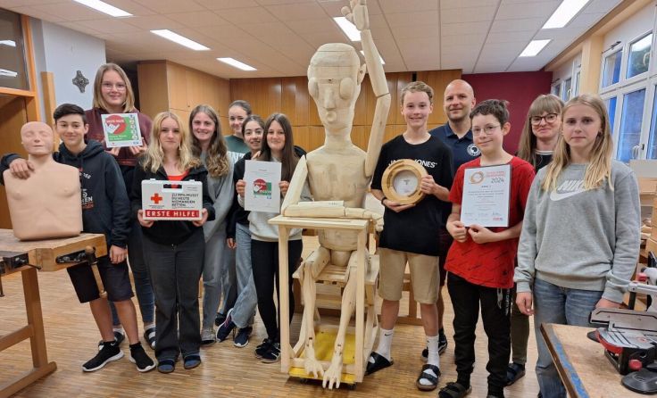 Die siegreichen Tischler und Ersthelfer mit ihren Lehrpersonen (Foto: TIME-Mittelschule Helfenberg)