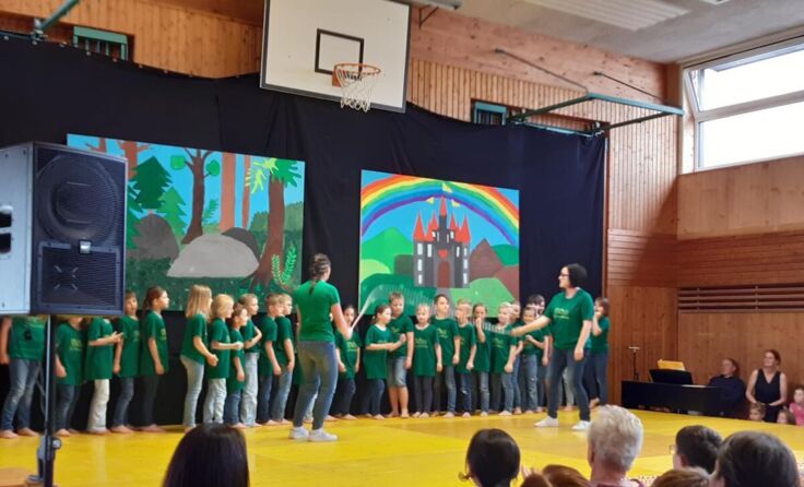 Die Schüler und Lehrer studierten viel Unterhaltsames ein. (Foto: VS St. Peter)