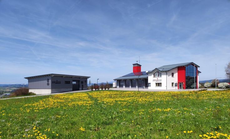 Das Feuerwehrhaus mit dem neu errichteten KHD-Lager (Foto: FF St. Peter)