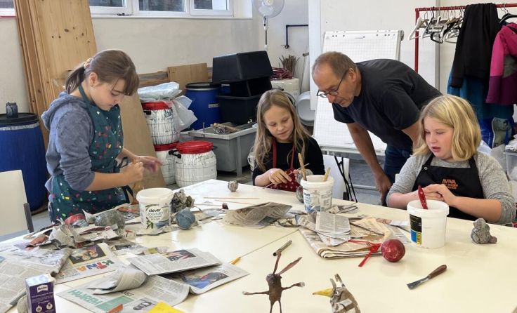 Arbeit mit Papiermaché (Foto: Textiles Zentrum Haslach)