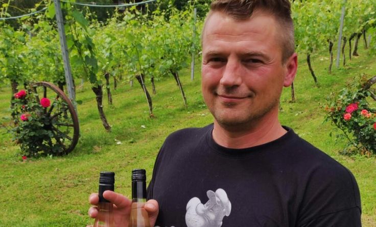 Philipp Fuchs präsentiert die beiden preisgekrönten Weine. (Foto: privat)
