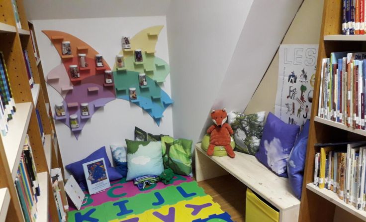 Gemütliche Leseecke in der Bibliothek Helfenberg (Foto: Bibliothek Helfenberg)