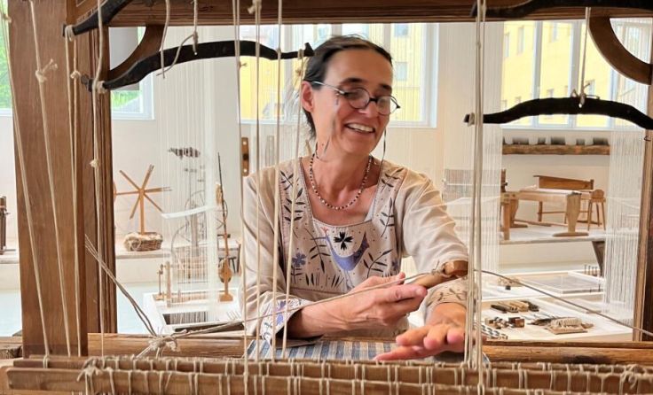 Liese Grusch am Webstuhl im Webereimuseum Haslach (Foto: Christina Leitner)