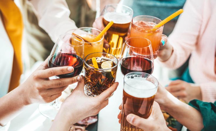 Verantwortungsbewussten Umgang mit Alkohol pflegen (Foto: Davide Angelini - stock.adobe.com)