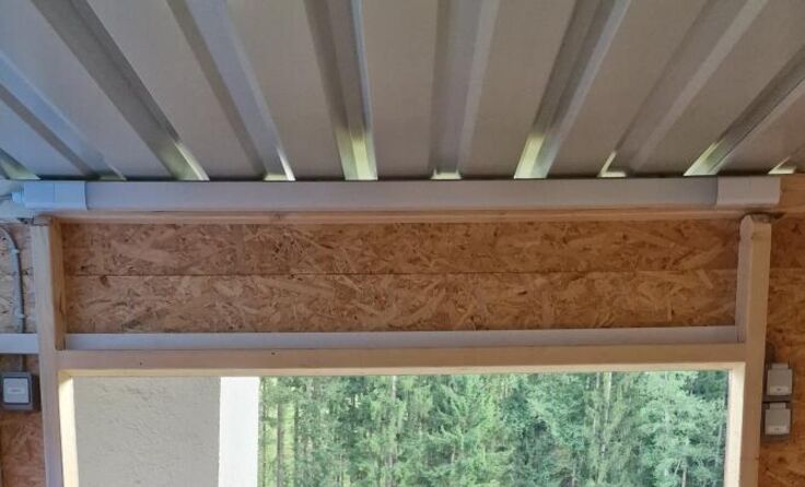 Fräsarbeiten am neuen Verkaufswagen (Foto: Landjugend Sarleinsbach)