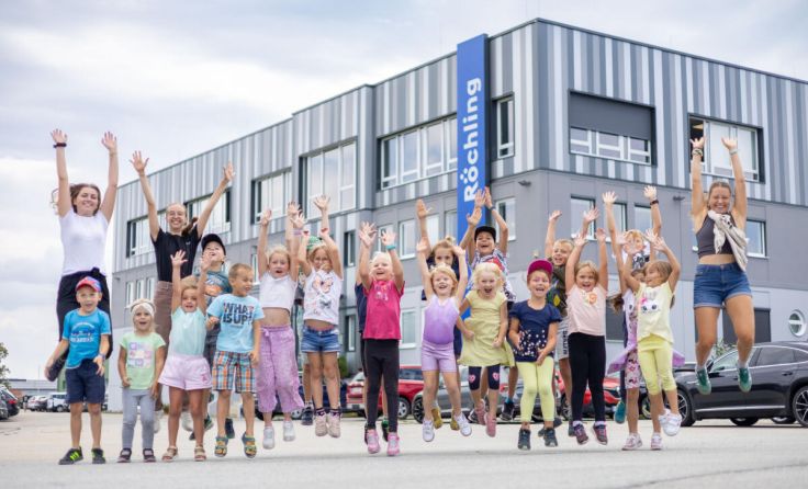 Freundschaften schließen in der Sommerbetreuung von Röchling in Oepping (Foto: Röchling)