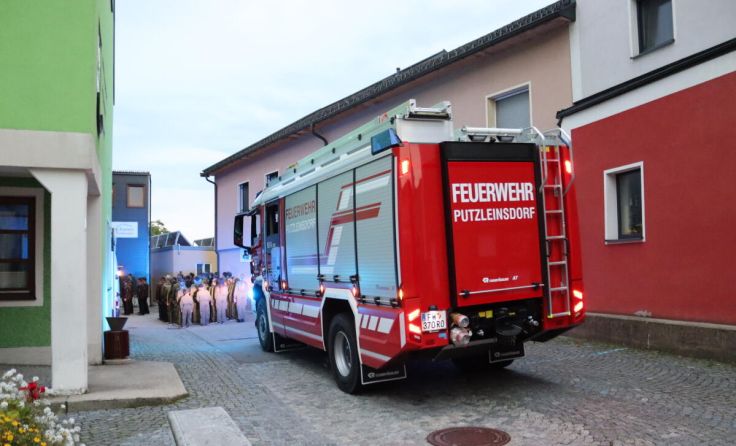 Die enge Zufahrt zum Feuerwehrhaus ist ein Grund für den geplanten Neubau. (Foto: Karl Neissl)